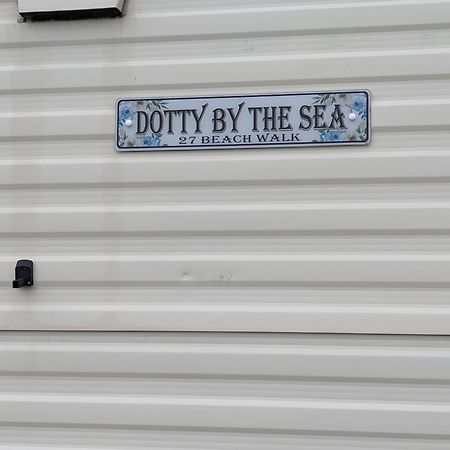 Dotty By The Sea, 27 Bw, St Osyth Beach - Price Is Whole Caravan With Field Views Villa Saint Osyth ภายนอก รูปภาพ